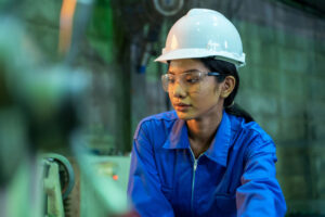 woman wearing hardhat and mana